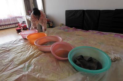 姚安楼上漏水，住户失联，小区没物管，业主维权难！律师来支招……